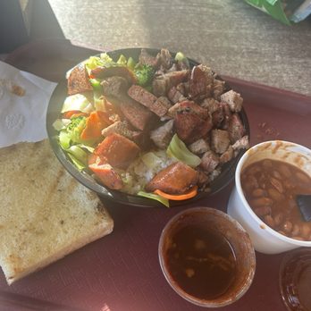 Best Bar-BQ - Tri-Tip and hot link bowl, chili beans, hot bbq sauce, garlic bread - Barbeque Near Me - Santa Paula, California Best Bar-BQ - Tri-Tip and hot link bowl, chili beans, hot bbq sauce, garlic bread - Barbeque Near Me - Santa Paula, California