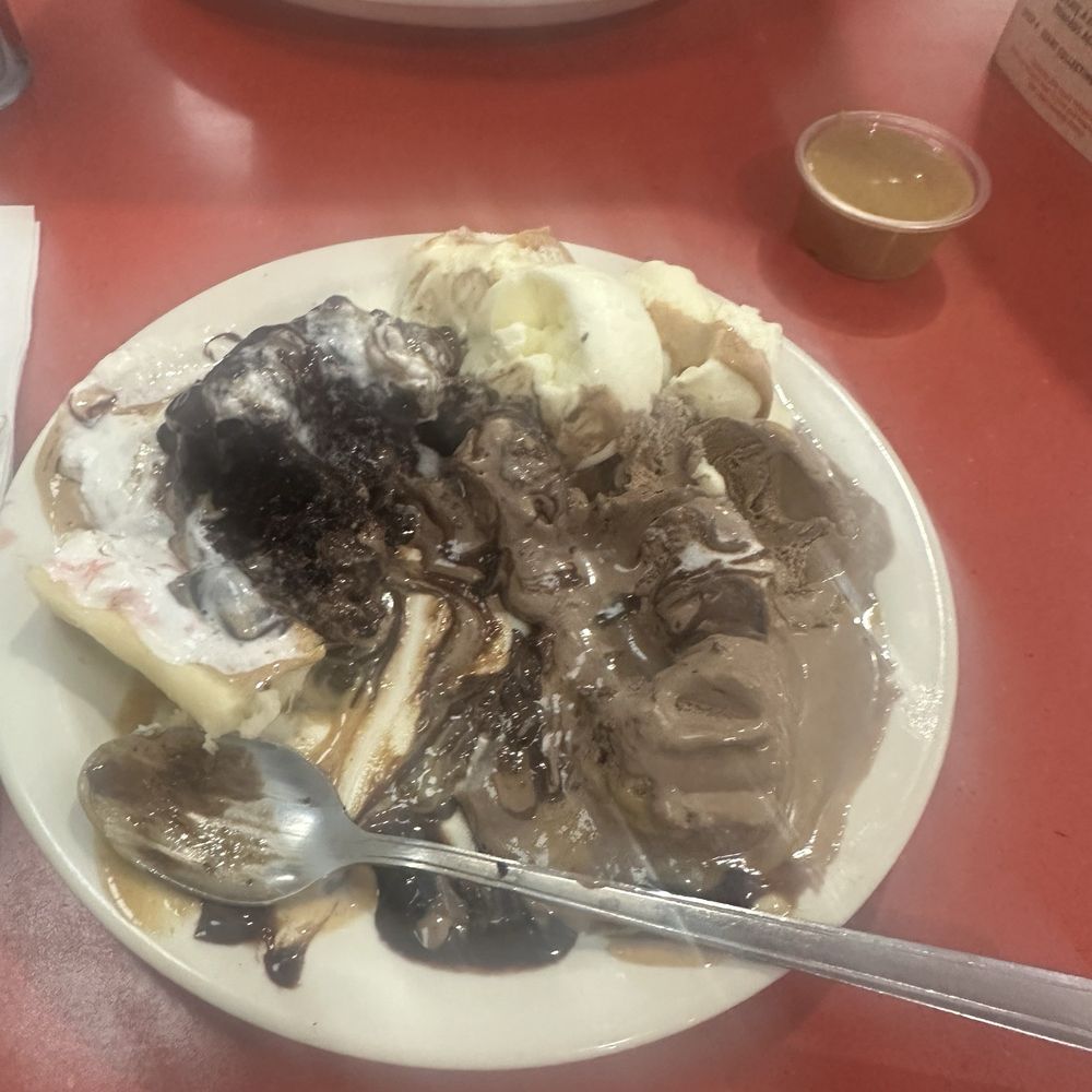 Ice Cream on a plate. WEIRD! Ice Cream on a plate. WEIRD!