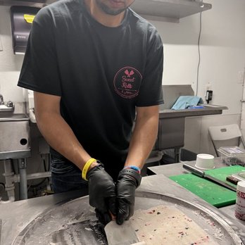 Sweet Rolls and More - More scraping to create rolls - Food Trucks Near Me - Tucson, Arizona