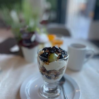CLOUDS RESTAURTANTE - PARFAIT DE FRUTAS: YOGUR GRIEGO, GRANOLA, MIEL Y FRUTOS ROJOS - International Near Me - Chihuahua, CHH CLOUDS RESTAURTANTE - PARFAIT DE FRUTAS: YOGUR GRIEGO, GRANOLA, MIEL Y FRUTOS ROJOS - International Near Me - Chihuahua, CHH