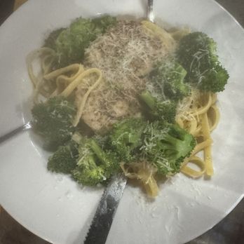 Bonkers Restaurant - Chicken alfredo with broccoli - New American Near Me - Page, Arizona