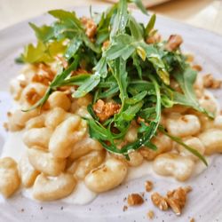 Incantina - Gnocchi mit Fossakäsesoße, Rucola und Walnusskernen (13€)