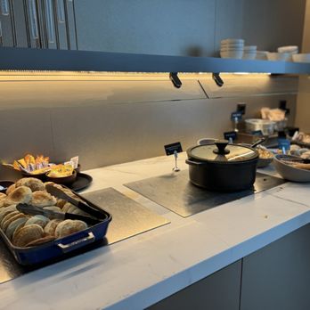 Aspire Lounge - Airport Lounges Near Me - Amsterdam, New Hampshire