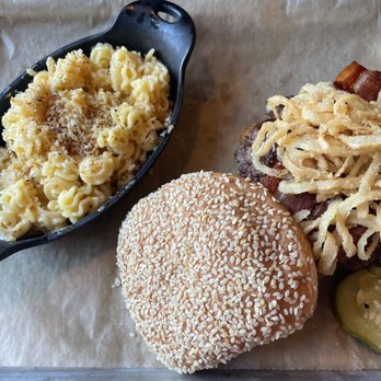 Barn Town Brewing - Mac n cheese and smokehouse bbq burger - Breweries Near Me - West Des Moines, Iowa Barn Town Brewing - Mac n cheese and smokehouse bbq burger - Breweries Near Me - West Des Moines, Iowa