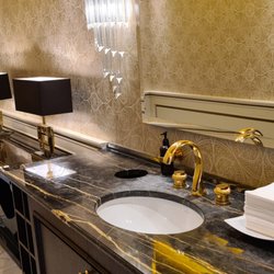 Restaurant Levante - Waschbecken im Herren-WC