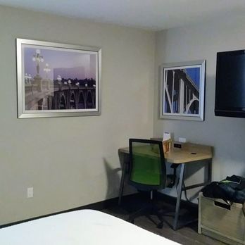 GreenTree Pasadena - Table/Dining and work area - Hotels Near Me - Pasadena, California GreenTree Pasadena - Table/Dining and work area - Hotels Near Me - Pasadena, California