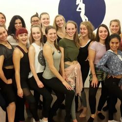 Claras Latin Dance Academy - Wir sind eine bunte Truppe jeden Alters, jeder Fähigkeitstufe. Jeder kommt hier zu seinem Spaß und lernt dazu.