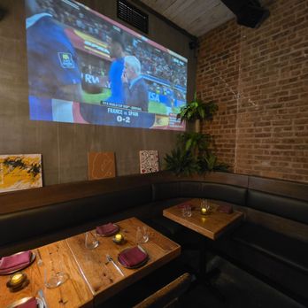 Sura - Booth seating - New American Near Me - Brooklyn, New York