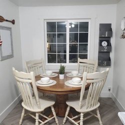 Hummingbird House - Dining area