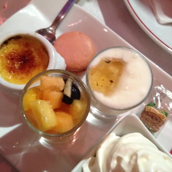 Le Vin Coeur - fruit, mini creme brûlée, honey and yogurt - French Near Me - Paris, 75