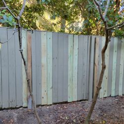 Gainesville Fence - Fence posts don't meet the top rail of the fence. bottom of boards are rotten.