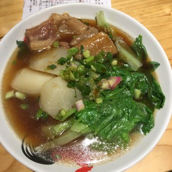 麵尊 - Mine:daikon,lettuce,beef tendon,+ green onions (free) and wide rice noodles in plain soup,which is soy sauce based.Great taste and portion! - Noodles Near Me - Hong Kong, HK
