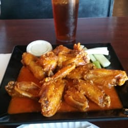 Dominick's Pizza & Pub - Hot garlic wings