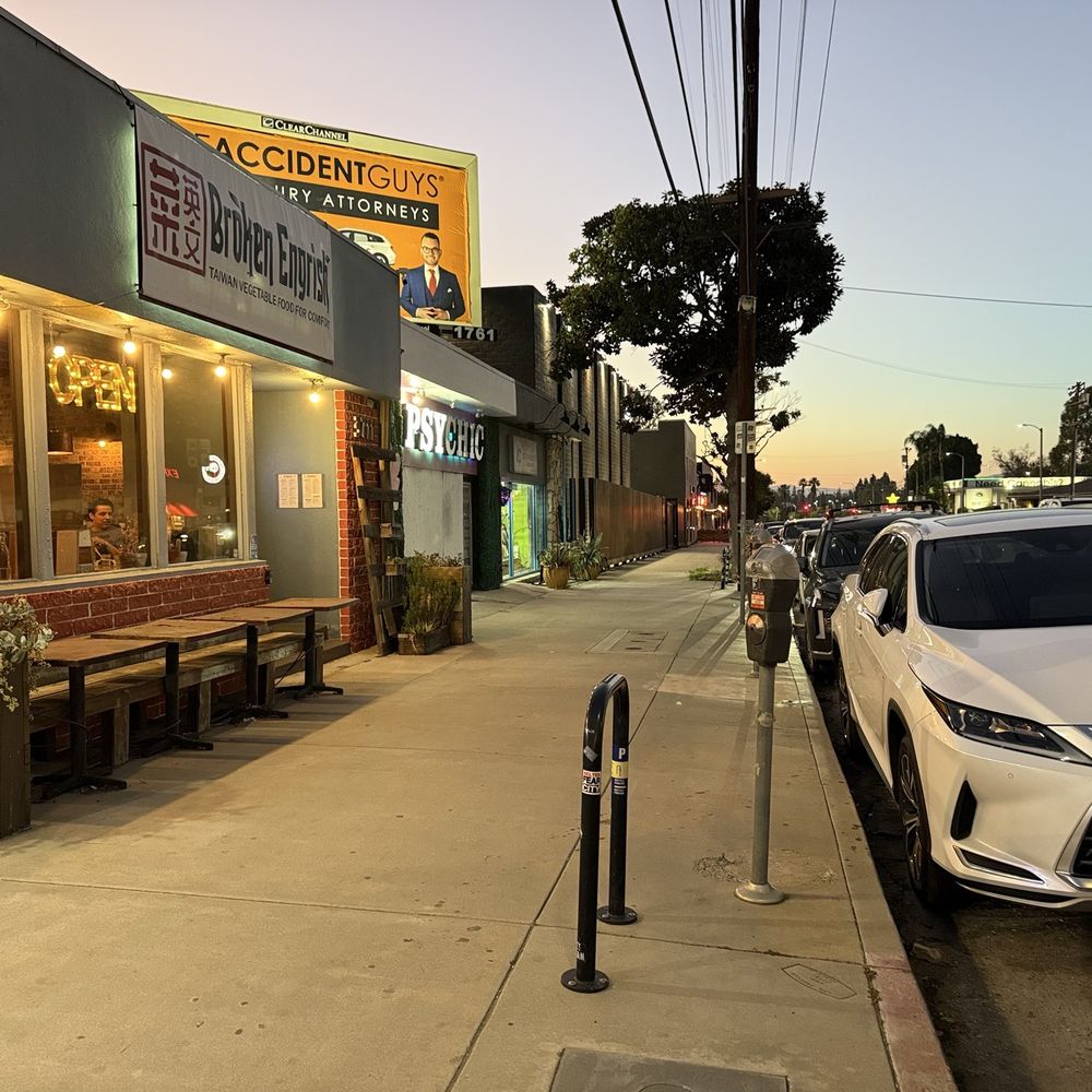 After 8 o'clock it's free to park, but the restaurant usually closes at eight so if you come a little bit before. After 8 o'clock it's free to park, but the restaurant usually closes at eight so if you come a little bit before.