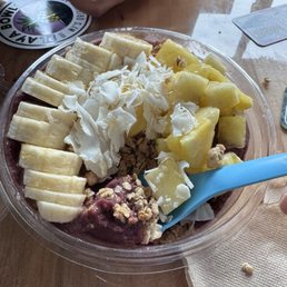 Açaí bowl with pineapple, bananas, granola, coconut, and honey! Açaí bowl with pineapple, bananas, granola, coconut, and honey!
