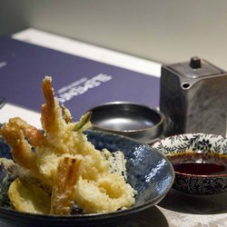 Elements - ebi tempura : gamberi  e verdure fritti e servita con salsa tenso