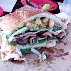Cemitas El Peña - Solo con mirar la mitad uno puede darse idea de su tamaño.