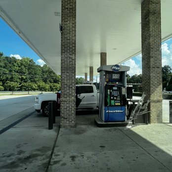 RaceWay  Chester -  gas station with a truck parked in front of it - Gas Stations Near Me - Chester, Virginia