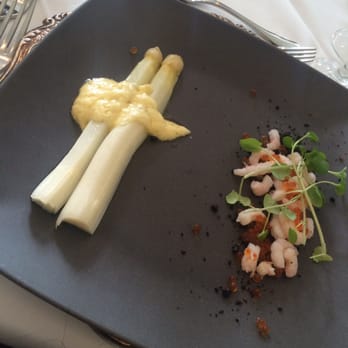 Slukefter Kro - Mellemret: smørdampede hvide asparges med hollandaise med ørredrogn og rejer samt maltjord. - Hotels & Travel Near Me - Vojens, 83
