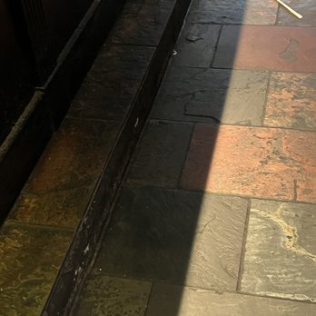 Cheddar's Scratch Kitchen - Dirty floors - American Near Me - Cordova, Tennessee