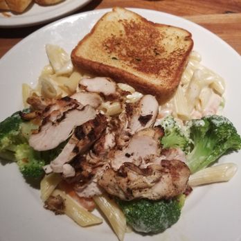 Cheddar's Scratch Kitchen - Chicken alfredo, alfredo was very creamy but bland, chicken was good and their steamed veggies were clearly frozen and a little mushy. - American Near Me - York, Pennsylvania