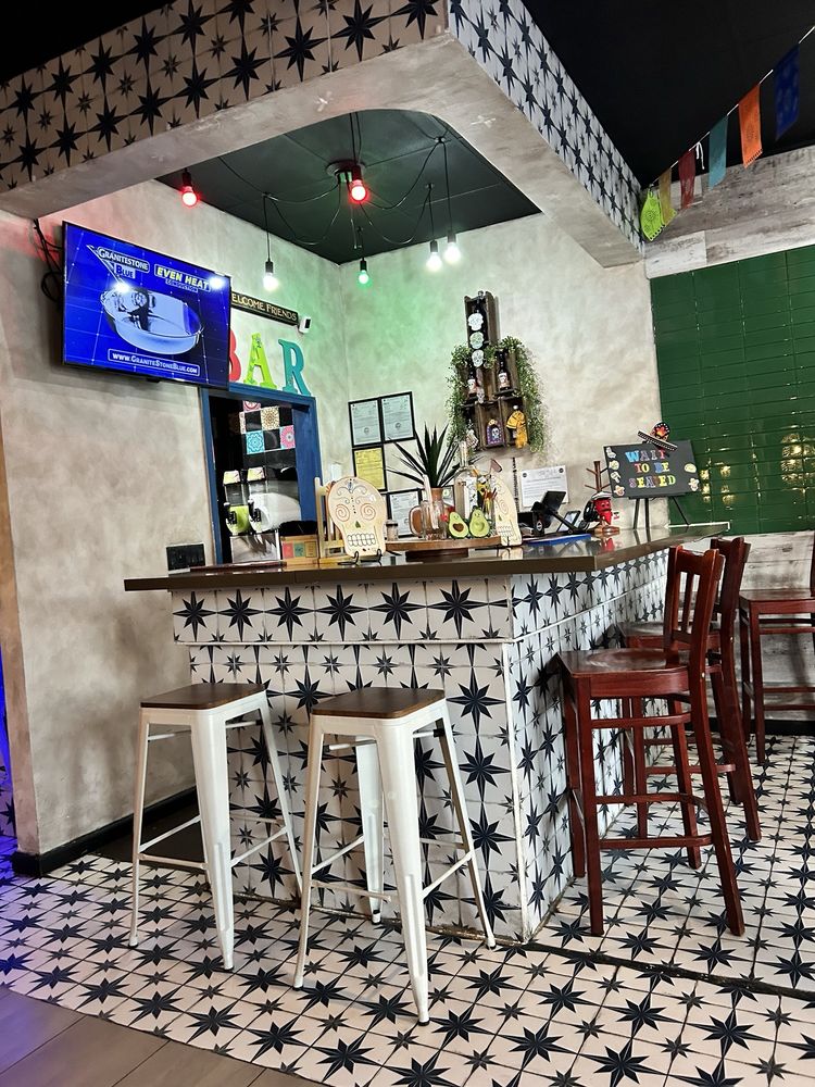 Que Bueno Bar & Grill