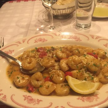 Maggiano's Little Italy - Italian Near Me - Hackensack, New Jersey