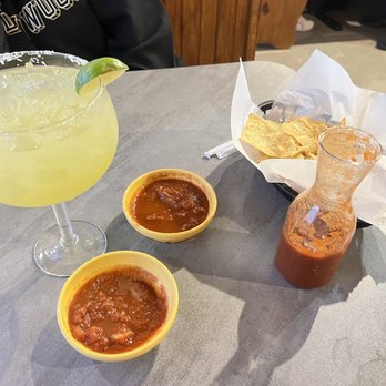 El Mayor Mexican Restaurant - Margaritas, salsa, and chips know - Mexican Near Me - St. Louis, Missouri