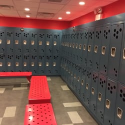 Blink Fitness - 125th - Locker room