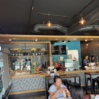 Lazy Daisy - Beverly Hills - Dining area! - New American Near Me - Beverly Hills, California