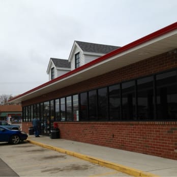 Speedway - a car parked outside of a restaurant - Gas Stations Near Me - Greenfield, Wisconsin