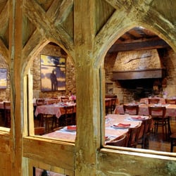 Ferme Auberge de la Ville Andon - la grande salle avec poutres, pierres et grande cheminée où fument les andouilles