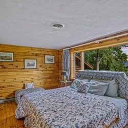 RiverView Estate By Brophy - Main House 2nd floor bedroom