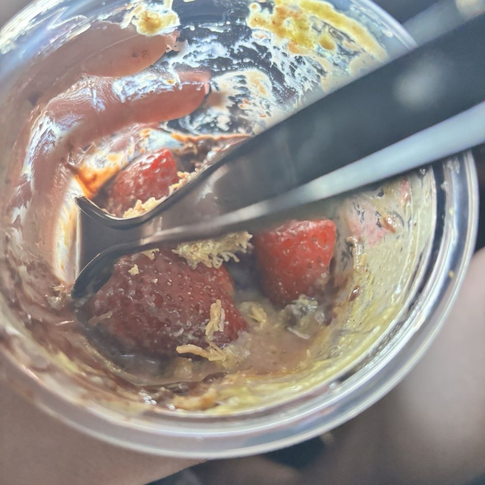 watery at the bottom, did not dry their strawberries correctly. very poor product made watery at the bottom, did not dry their strawberries correctly. very poor product made