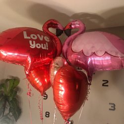 Regalos Bonnie - $225 pesos los globos de flamingos, $55 pesos cada uno los corazones. Buenos precios.