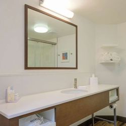 Hampton Inn Edenton - Guest room bath