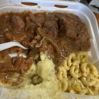 Silver Sands Cafe - Beef tips, Mac and cheese and mashed potatoes - Southern Near Me - Nashville, Tennessee