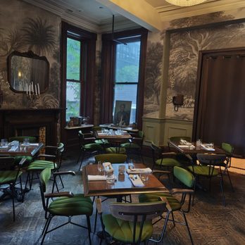 Maison Selby - The tables are actually smaller than they look - French Near Me - Toronto, Ontario Maison Selby - The tables are actually smaller than they look - French Near Me - Toronto, Ontario
