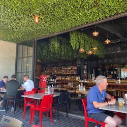 Le Mìle Public House - beautiful patio
