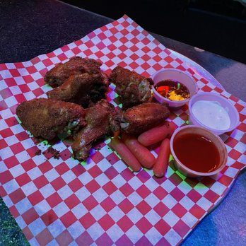 Cosmo's Bar & Lounge - Crispy wings, my favorite - Pizza Near Me - Dallas, Texas