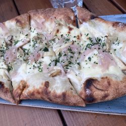 The Clarendon Tavern - Smoky garlic pizza