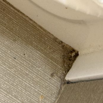 Comfort - Dirt In the corners of the bathroom - Hotels Near Me - Paducah, Kentucky