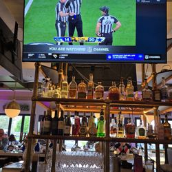 Perla Seafood Bistro - TV/Bar