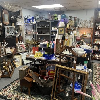 Pink Elephant Antique Mall - Antiques Near Me - Livingston, Illinois