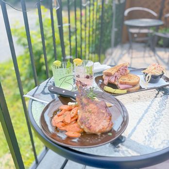 2 Rivers - Salad Near Me - Paris, Ontario