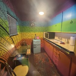 El Pais Motel & Campgrounds - Lisa Frank kitchen