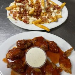 Boneless wings and Goofy Fries
