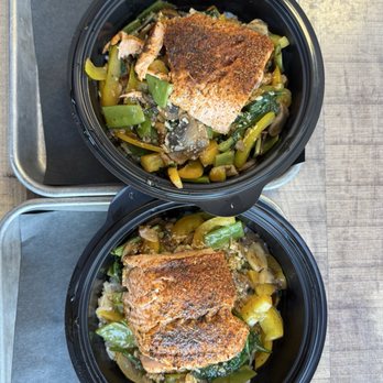 Copper Hill BBQ - Blackened salmon bowl on lime rice, mushrooms, yellow bell peppers, spinach, snap peas and honey lemon sauce. - Barbeque Near Me - Valencia, California