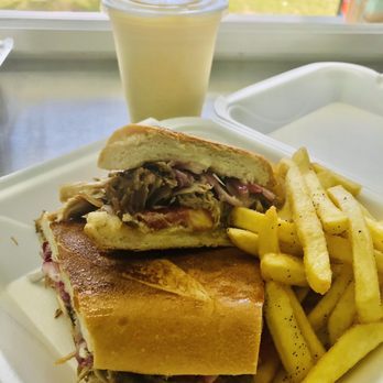 Mamas House - Pan con lechón. - Food Trucks Near Me