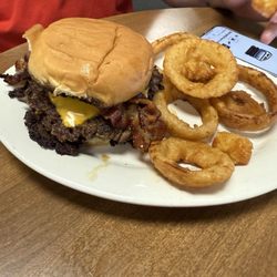 Cozy Lounge - Double cozy burger with bacon and onion rings